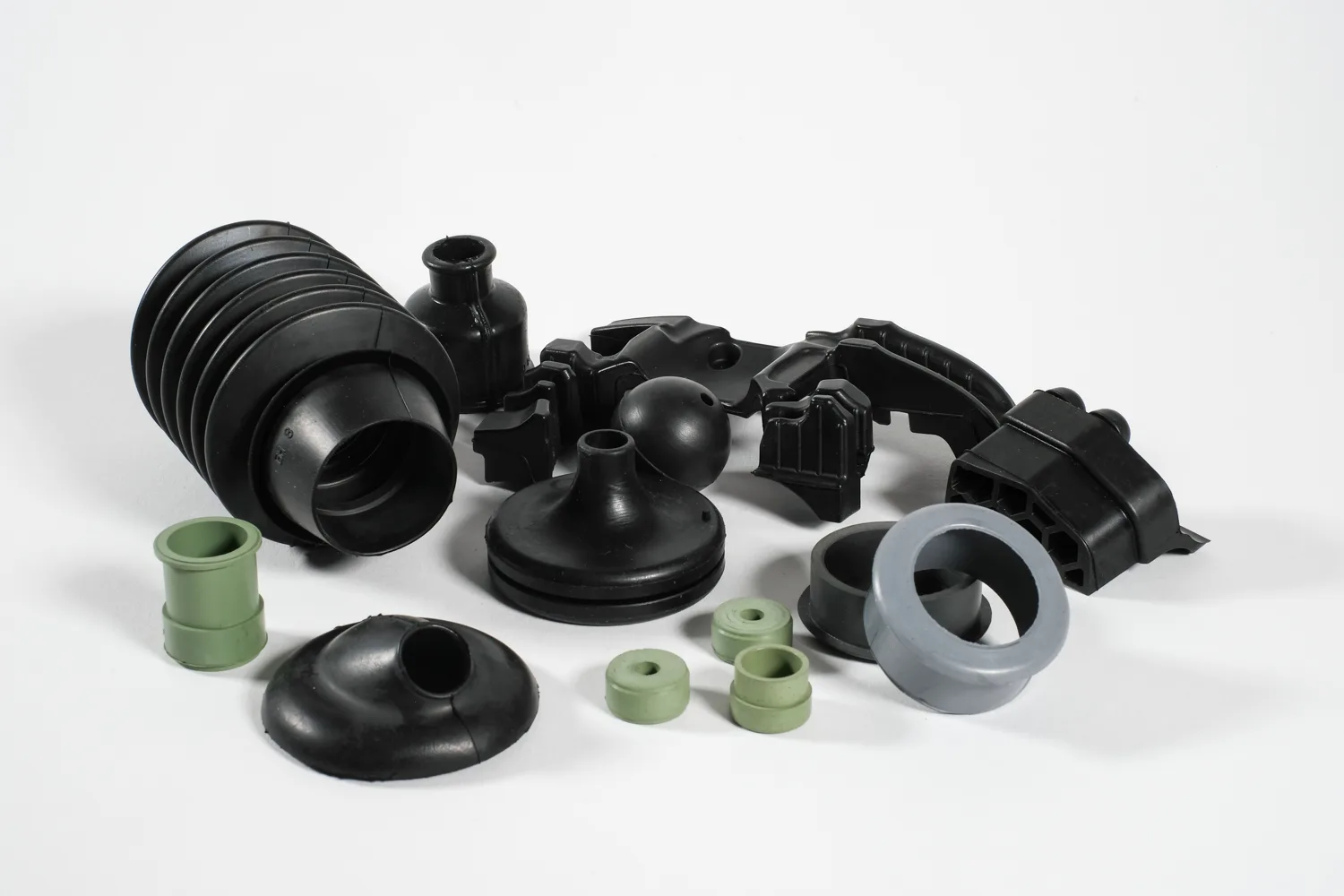 Auswahl Elastomer-Formteile vom Hersteller: Faltenbälge, Anschlagdämpfer und Sondergeometrien aus Spritzguss (IM) und Transfer Moulding (TM)
