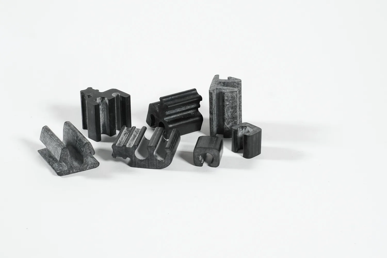 Sondergeometrien Gummi-Profile aus NBR und EPDM: Dichtprofile, Kantenschutz und Hohlkammerprofile nach Kundenzeichnung extrudiert