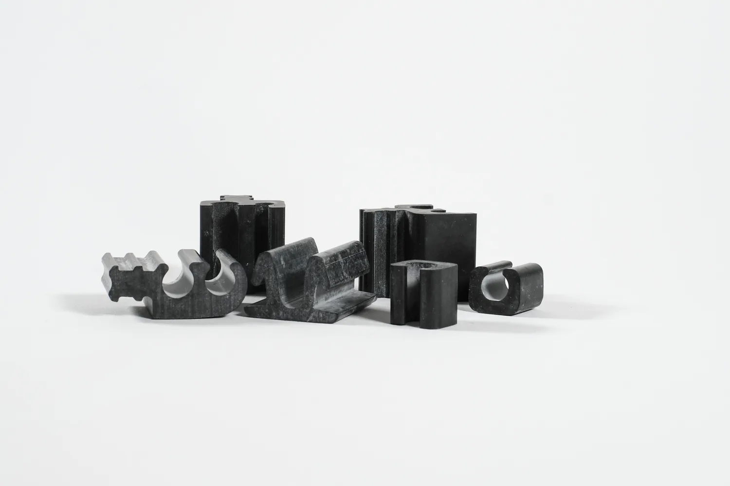 Extrudierte Gummi-Profile aus EPDM: U-Profile, T-Profile, Halbrundprofile und Sonderquerschnitte für Industrie- und Bauanwendungen