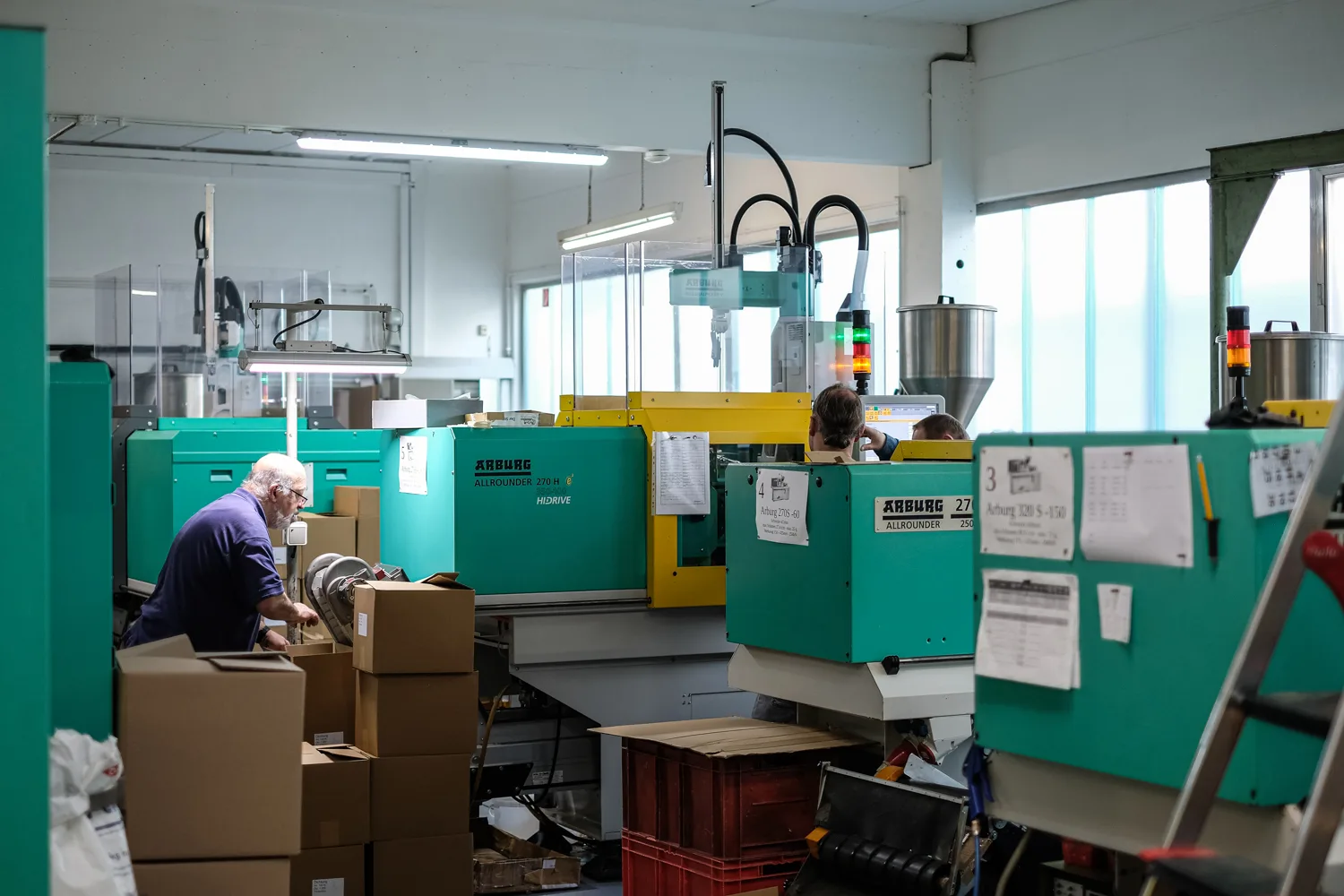 TPE-Fertigungshalle bei Horst Gummi: Maschinenpark für Extrusion und Spritzguss thermoplastischer Elastomere