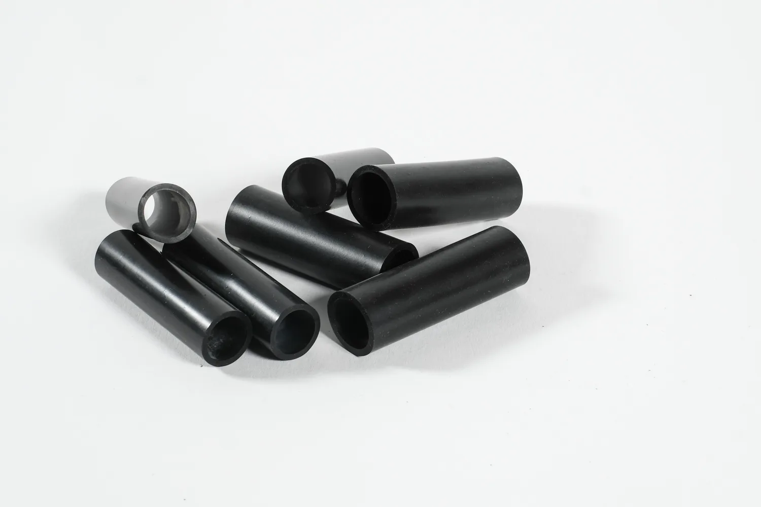 Detailaufnahme TPE-Extrusionsprofile mit präzisen Innen- und Außengeometrien
