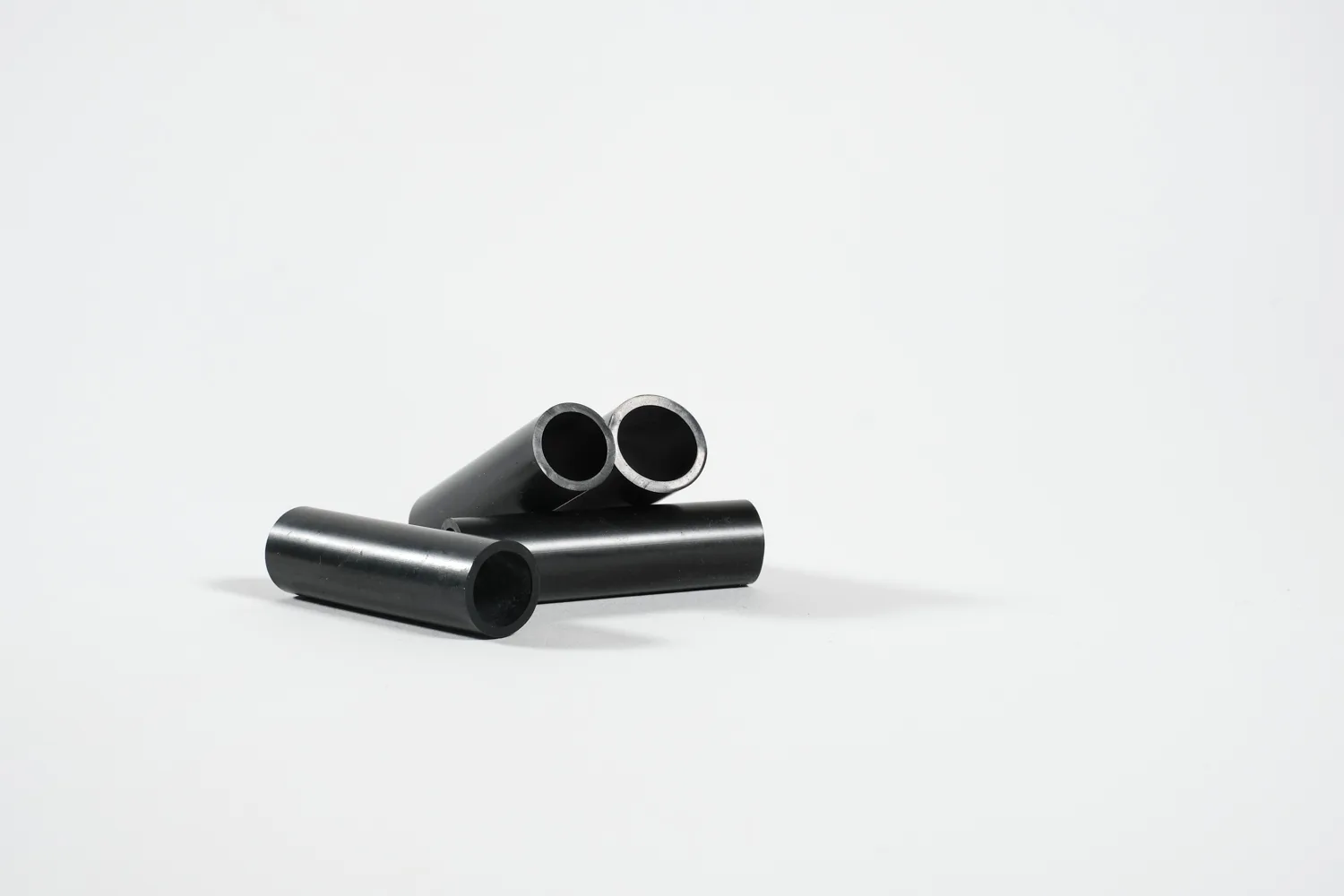 TPE-Extrusionsprodukte: schwarze Rohre und Schlauchprofile aus thermoplastischem Polyurethan