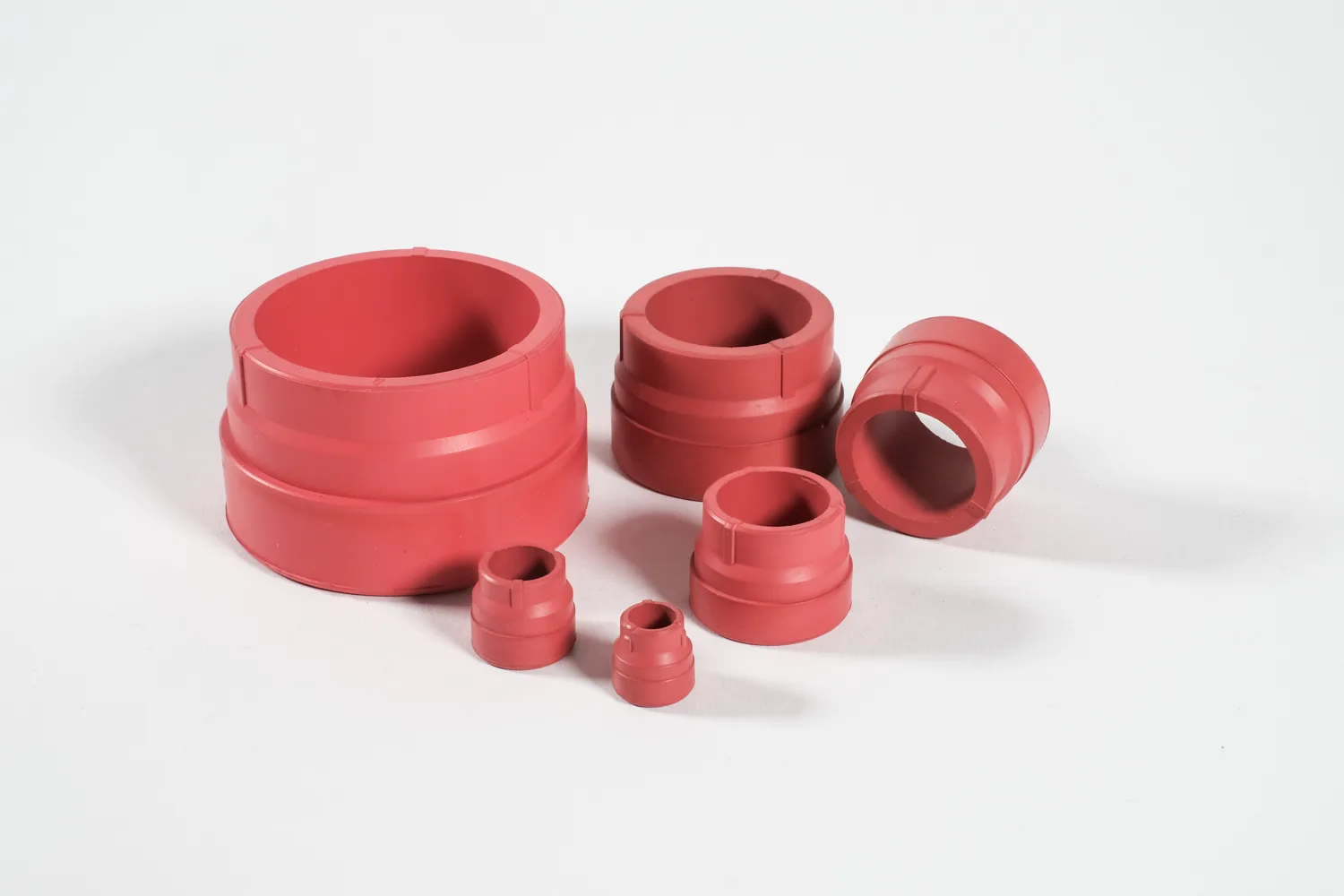 Detailansicht TPE-Spritzgussteile mit komplexen Geometrien und glatten Soft-Touch-Oberflächen