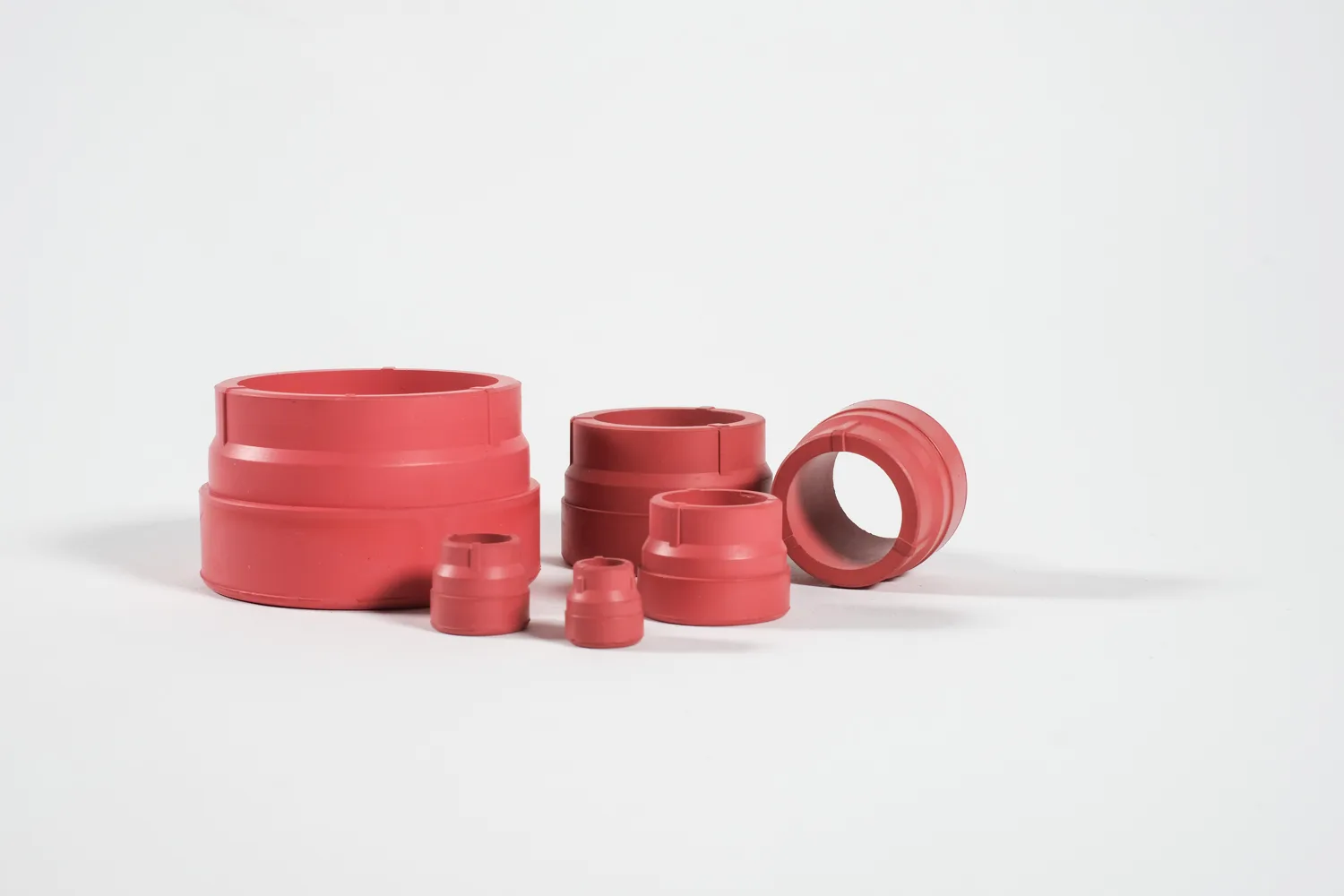 TPE-Formteile aus rotem thermoplastischem Elastomer: Hülsen, Tüllen und Dichtungsringe im Spritzguss gefertigt