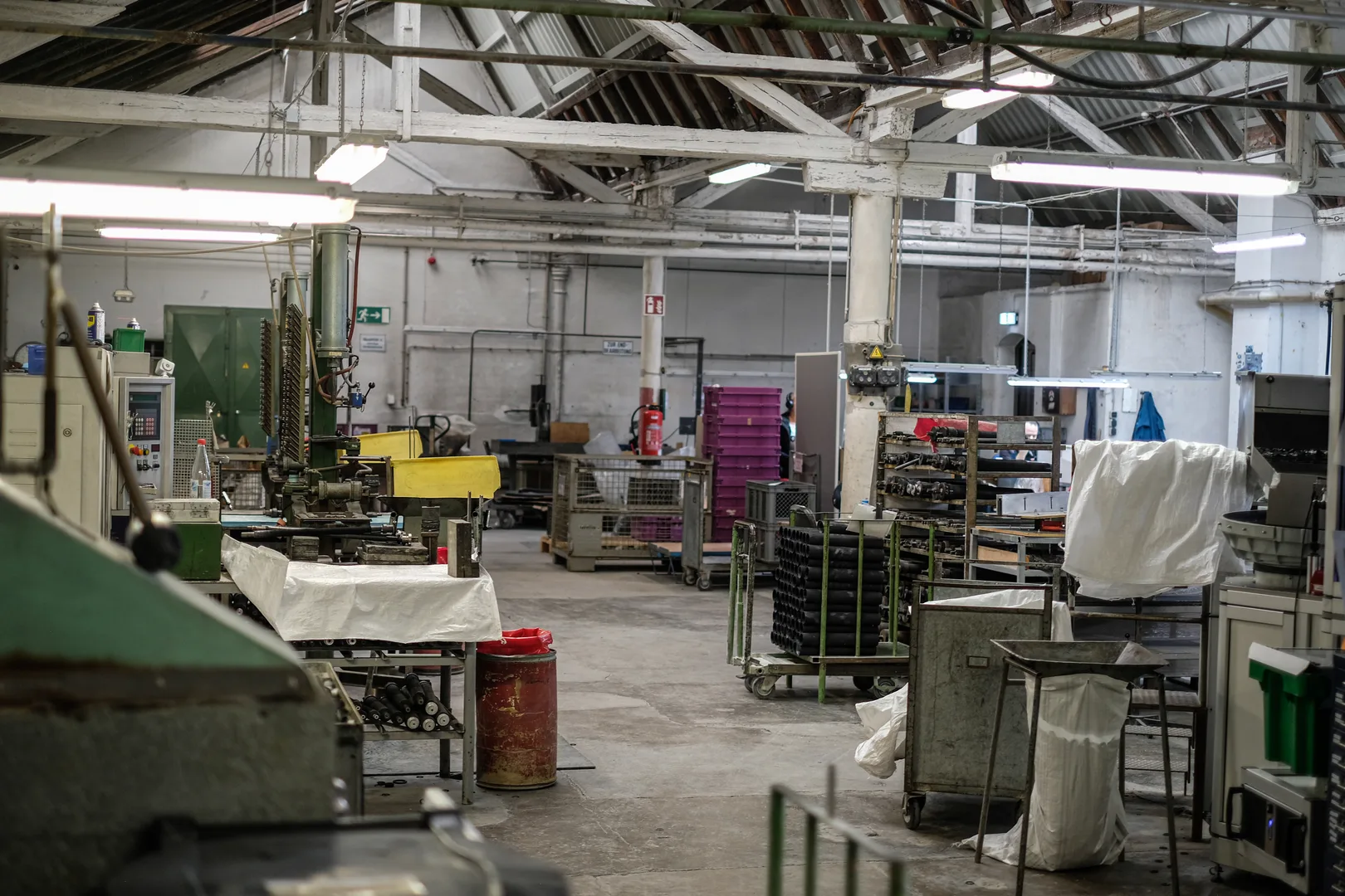 Gummi-Extrusionshalle bei Horst Gummi: Werkstatt für Profile, Schläuche und Dichtprofile aus eigener Fertigung